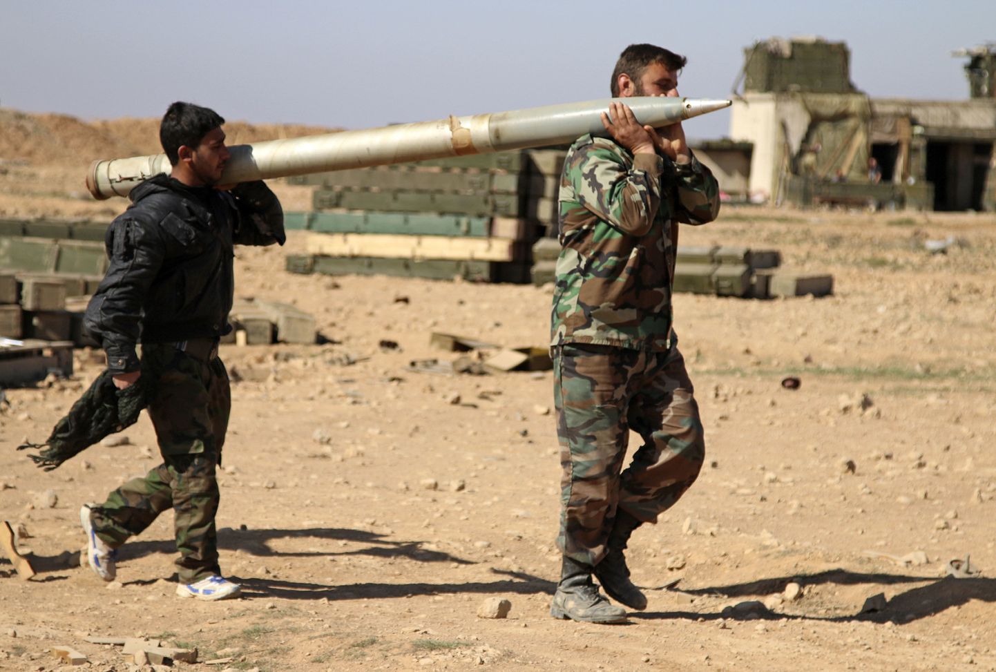 Süüria valitsusväelased raketiga Raqqa lähedal