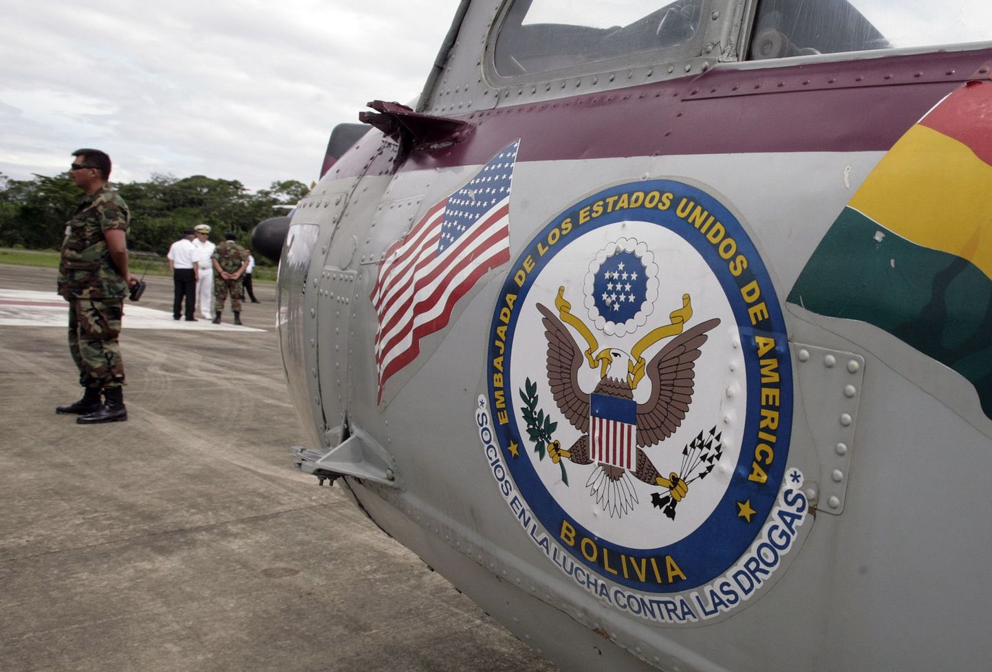 1. novembril teatas Bolivia president, et saadab USA narkootikumide vastu võitlevad ametnikud riigist välja. Fotol on helikopter Chimore lennuväljal Chapare regioonis 600 km kaugusel Bolivia pealinnast.