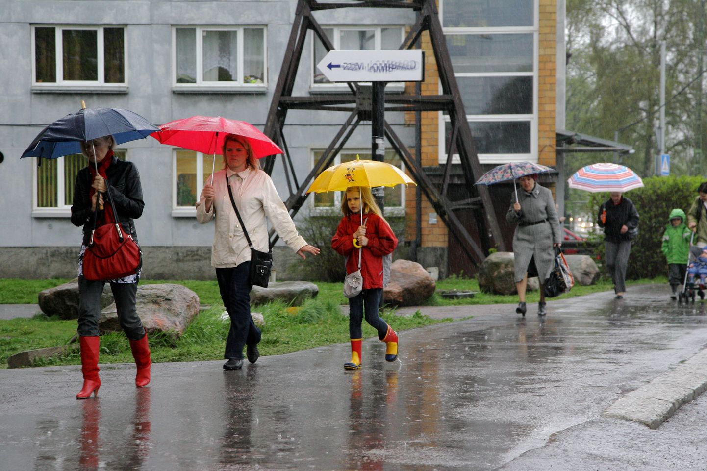 Vihmavarjude alla peitunud inimesed Tallinnas.