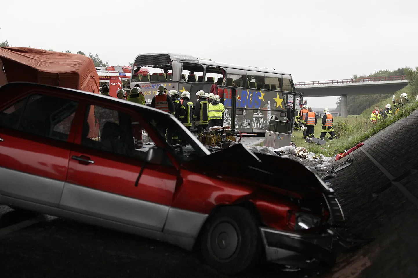 Õnnetuspaik maanteel A10 Schönefeldi juures. Esiplaanil auto, millega buss esmalt kokku sõitis.