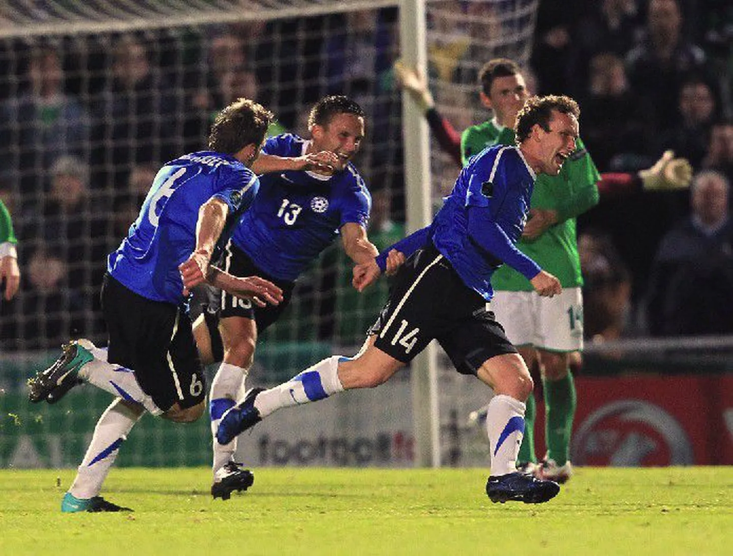 Отборочный тур чемпионата Европы по футболу сборная Эстонии завершила тремя победами подряд.  Героем матча со сборной Северной Ирландии стал Константин Васильев (справа).