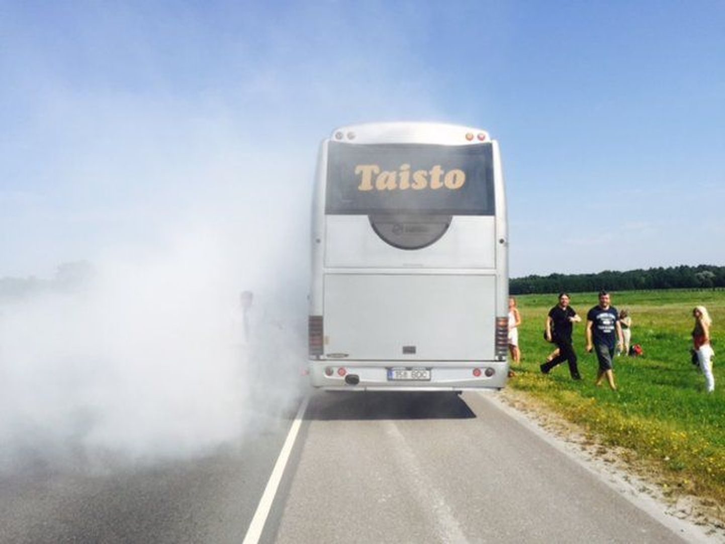 У Автобуса Пярну - Таллинн загорелось заднее колесо.