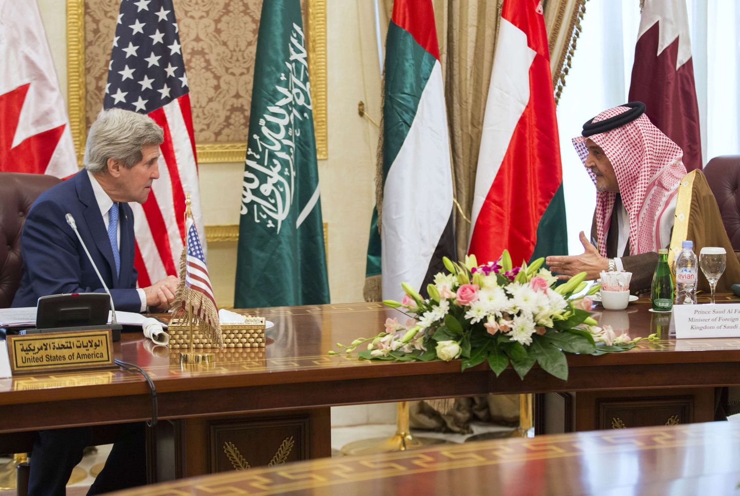USA välisminister John Kerry vestlemas Saudi Araabia välisministri Saud bin Faisal bin Abdulaziz al-Saudiga seoses  Ar-Riyadi õhujõudude baasis toimunud Pärsia Lahe Koostöönõukogu liikmesriikide välisministrite kohtumisega.