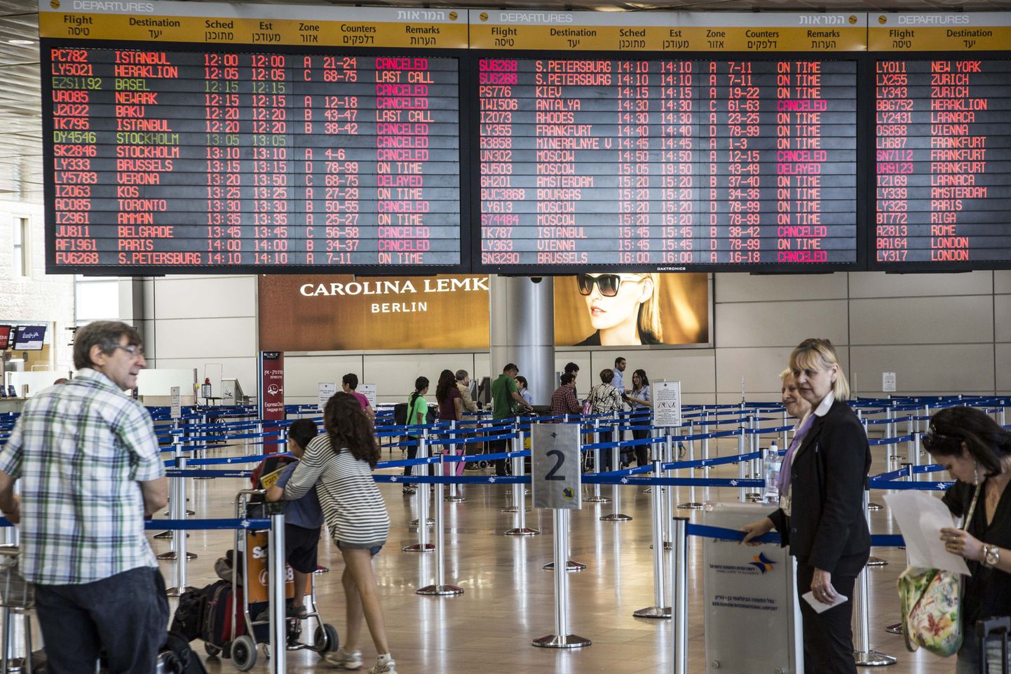 Saabuvaid ja väljuvaid lende näitav tabloo Tel Avivi lennujaamas, kus peaaegu kõik lennud on tühistatud.