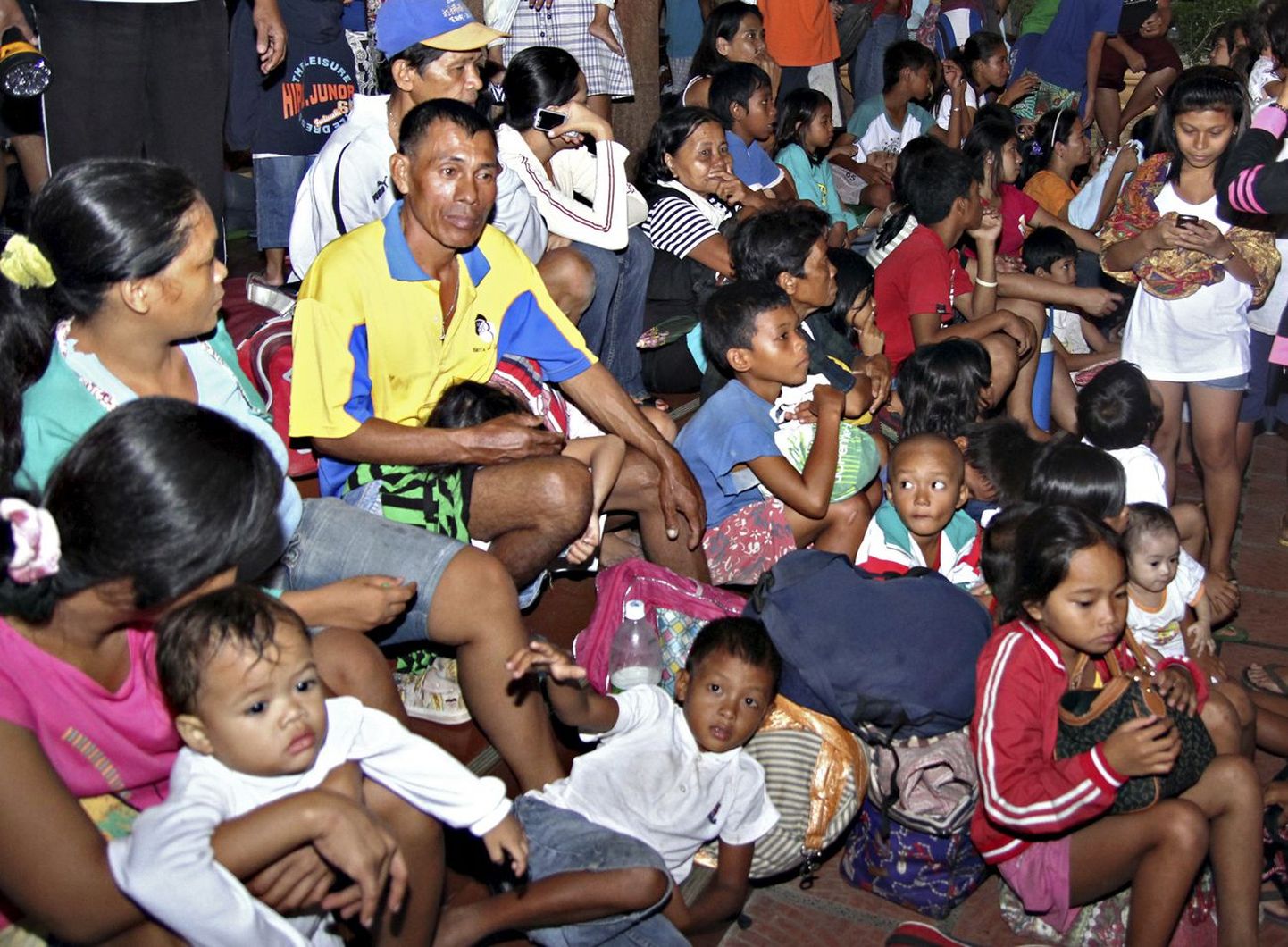 Kodudest põgenenud filiinlased Tandagi linnavalitsuse hoonesse rajatud varjupaigas.