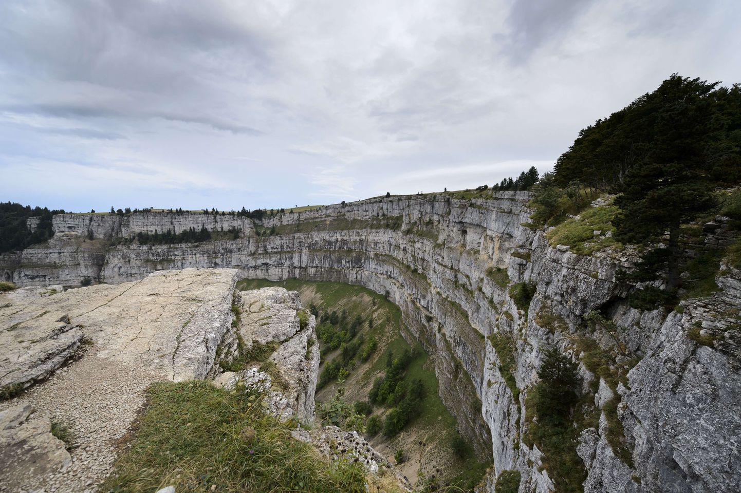 Šveitsi politsei leidis Creux-du-Vani looduspargist kalju jalamilt neli surnukeha.