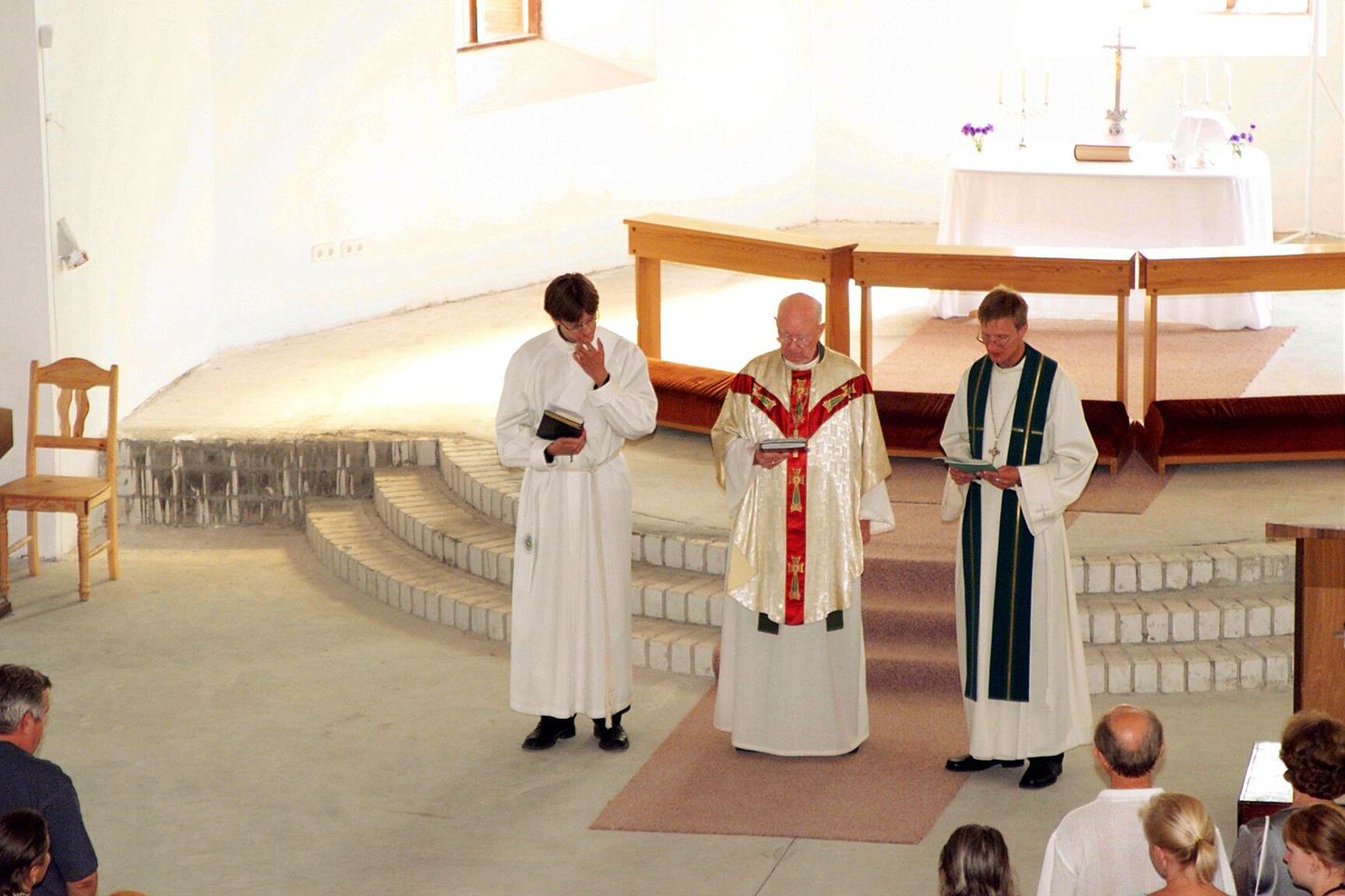 Pildil jumalateenistusel EELK peapiiskop emeritus Kuno Pajula (keskel) ja Tartumaa praosti kt. õpetaja Peeter Paenurm ja koguduse diakon Toomas Nigola.