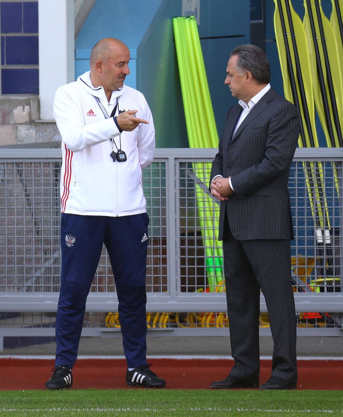 Venemaa jalgpallikoondise peatreener Stanislav Tšertšessov koos Vitali Mutkoga.