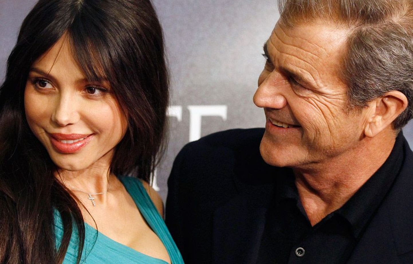 Kui kõik oli veel ilus: Mel Gibson imetlemas oma nüüdseks endist elukaaslast Oksana Grigorjevat.