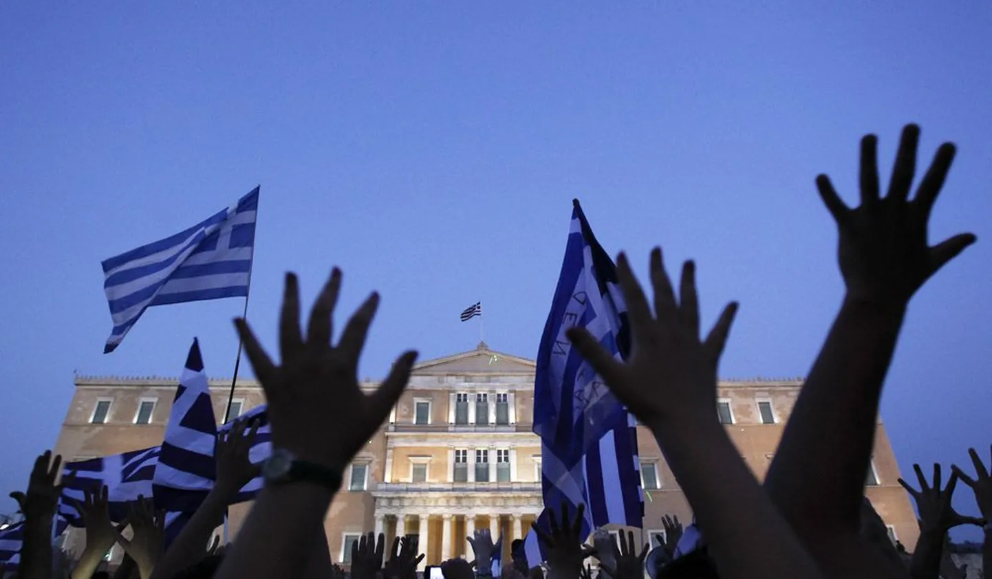 Kärpekava ja korruptsiooni vastu protesteerivad kreeklased eelmise aasta septembris Ateenas parlamendihoone ees asuval Syntagma väljakul.