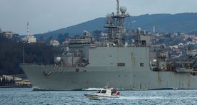 Фото: десантный корабль США вошел в Черное море