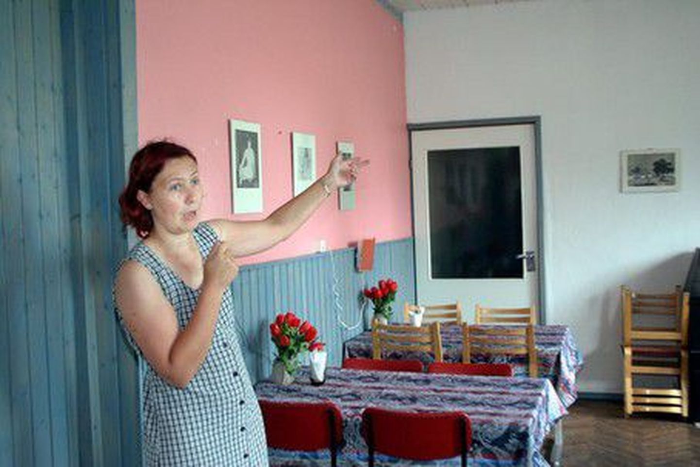 Murru küla seltsi liige Signe Rõngas näitab remondiootel kohvikut.