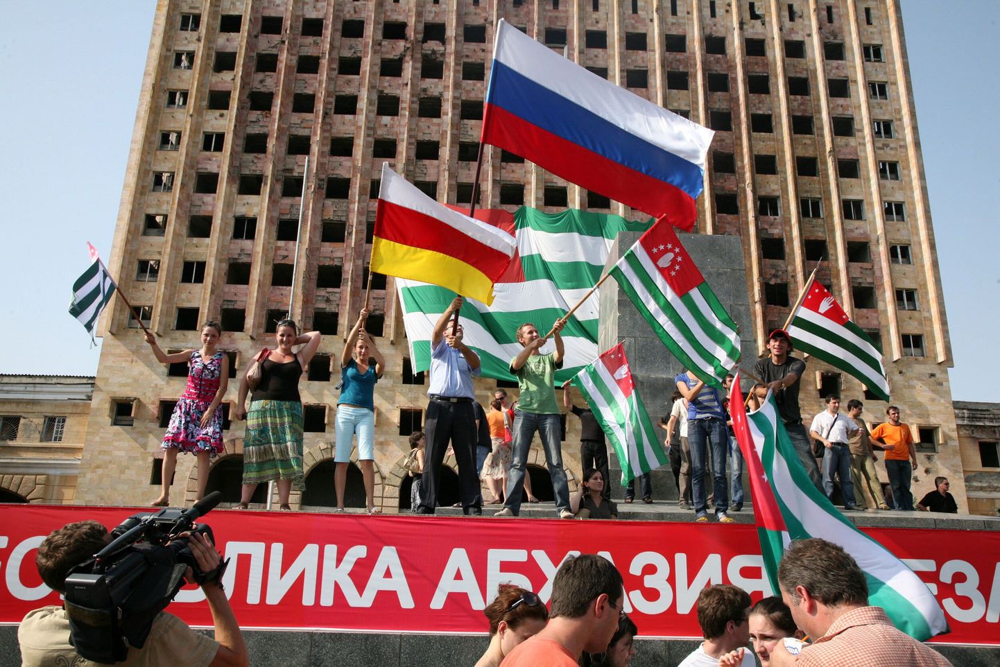 Abhaasia, Lõuna-Osseetia ja Vene lipud Suhhumis.