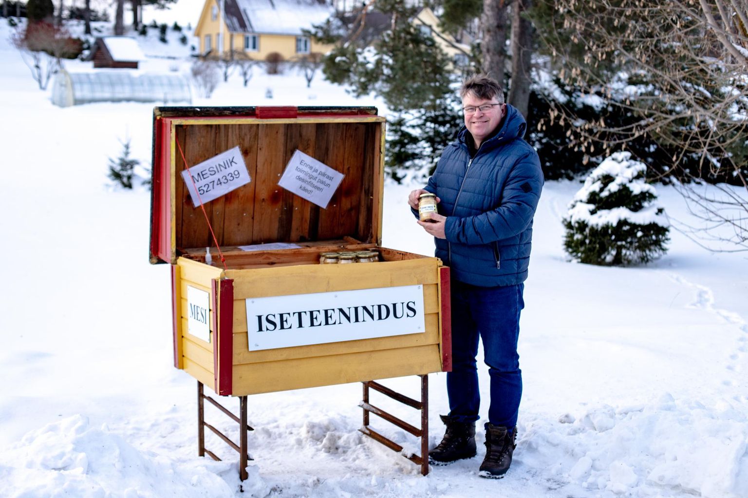Õnne talu mesinik Tarmo Eres avas talu juures läinudkevadise koroonapuhangu ajal iseteenindustaru.