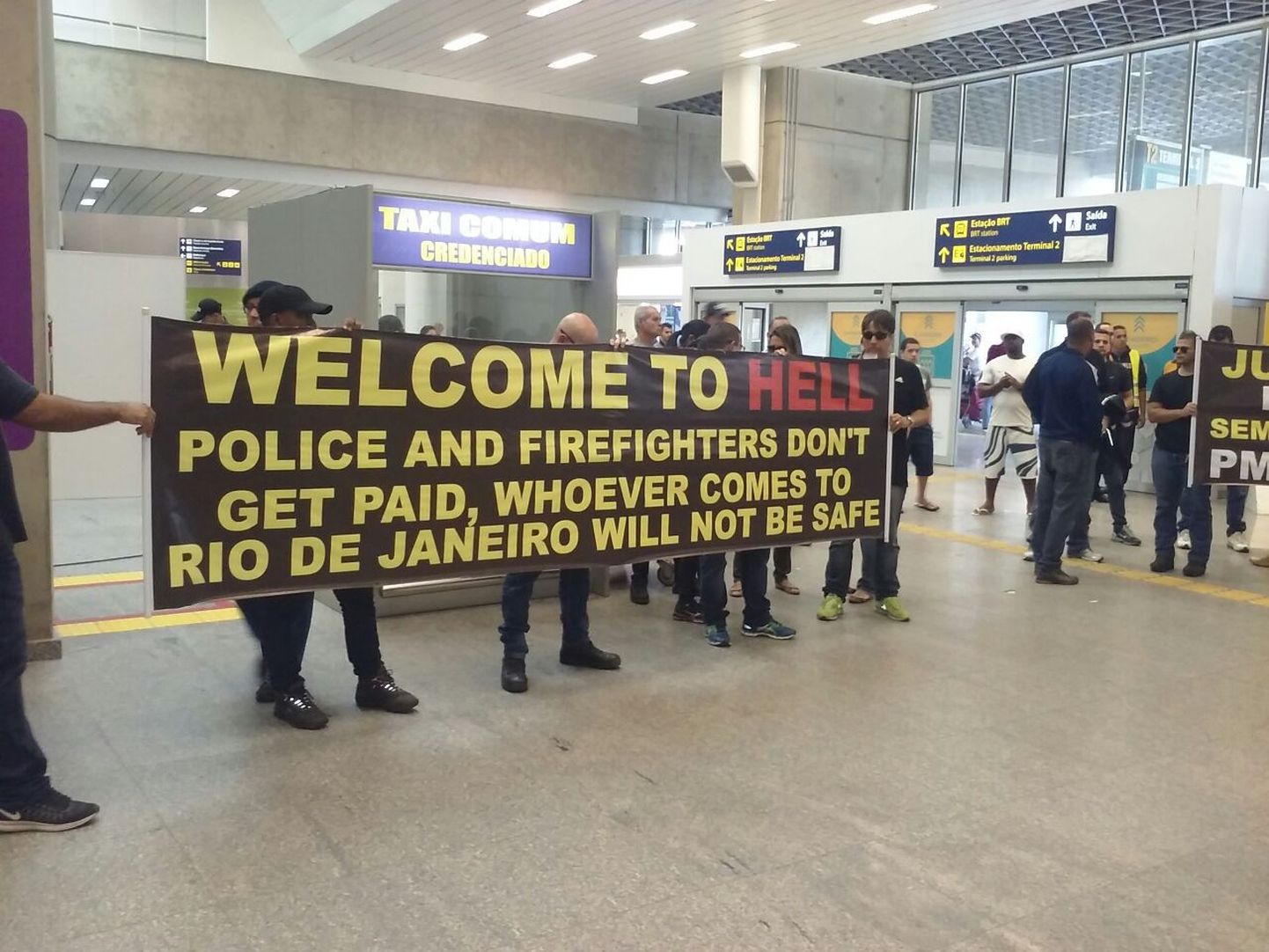 Полиция встречает туристов в аэропорту.