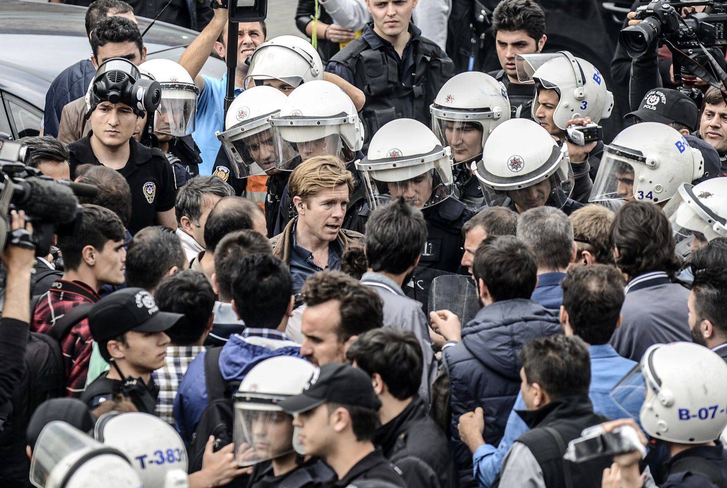CNN-i reporter Türgi politseinike keskel
