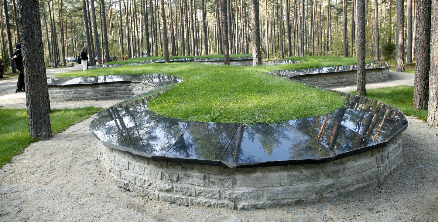 Urnimüür Tallinnas Metsakalmistul.