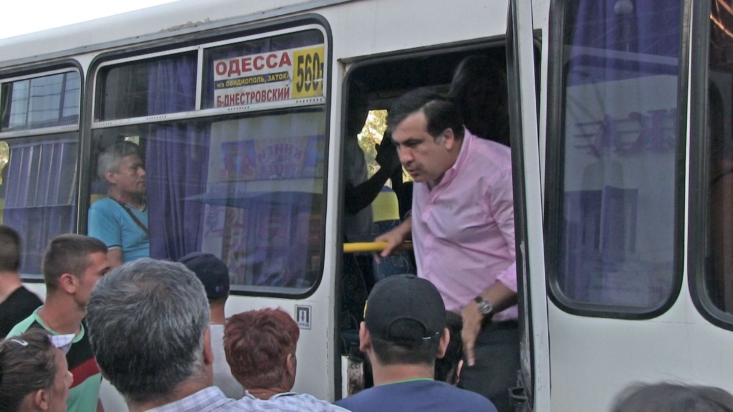Саакашвили в Одесской области выходит из маршрутного такси.