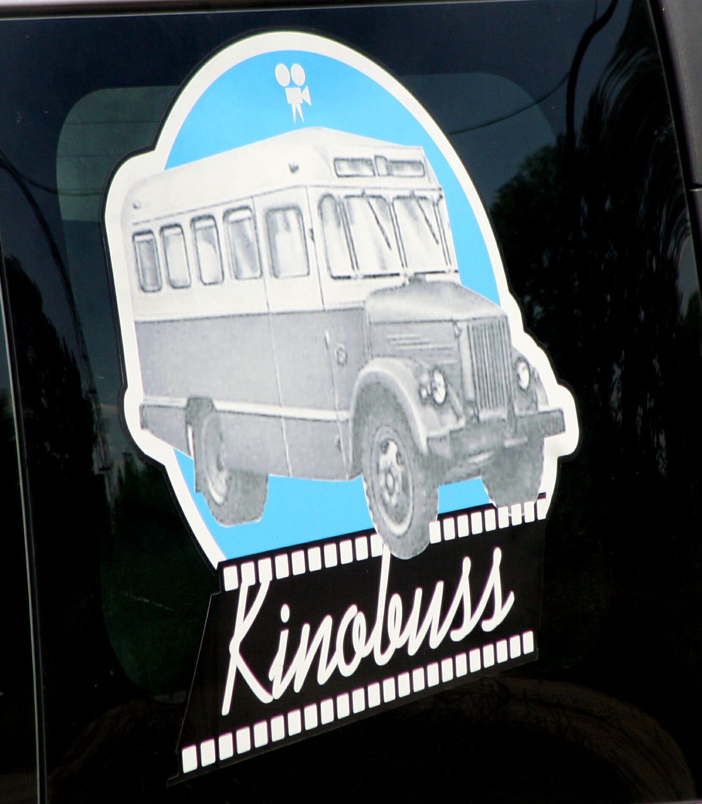 Kinobussi logo.