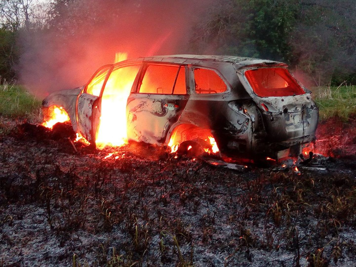 Lääne-Virumaal Vihula vallas hävis põlengus sõiduauto, plahvatanud sõiduk põhjustas ka maastikupõlengu.