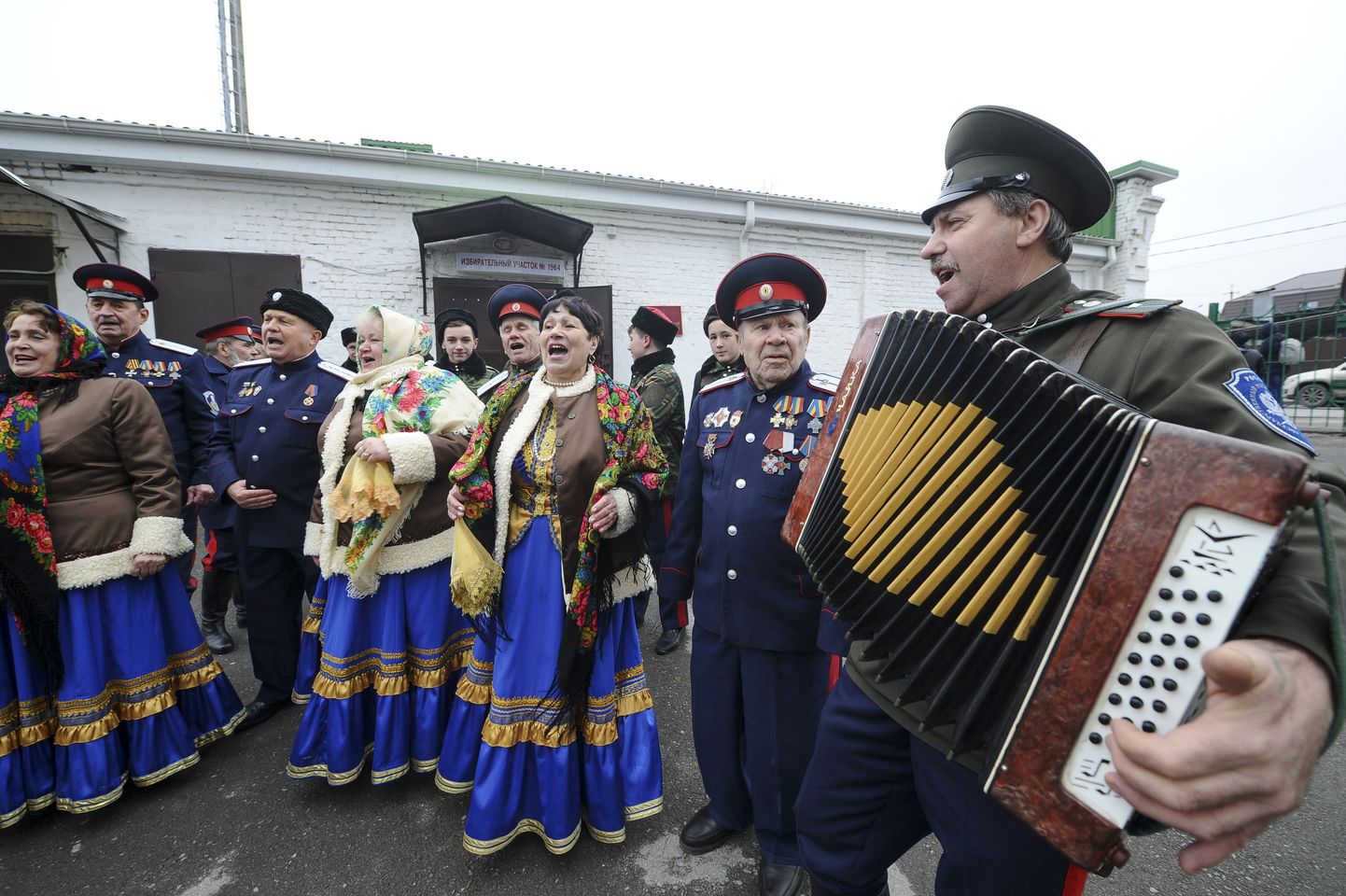 Trall ja tants Venemaal Doni-äärse Rostovi valimisjaoskonna ees.
