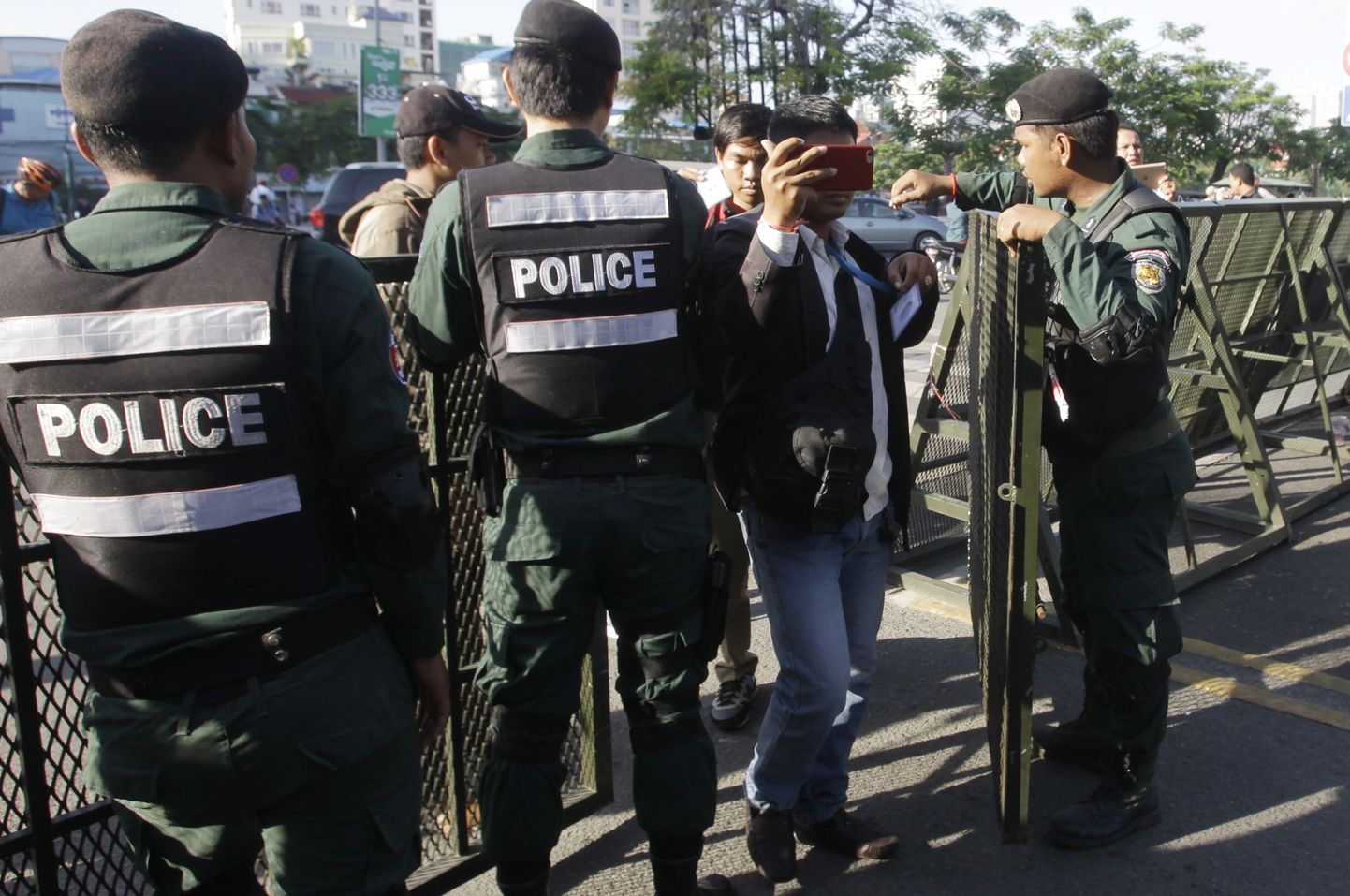 Kambodža politseinikud ohtu ees valvamas.