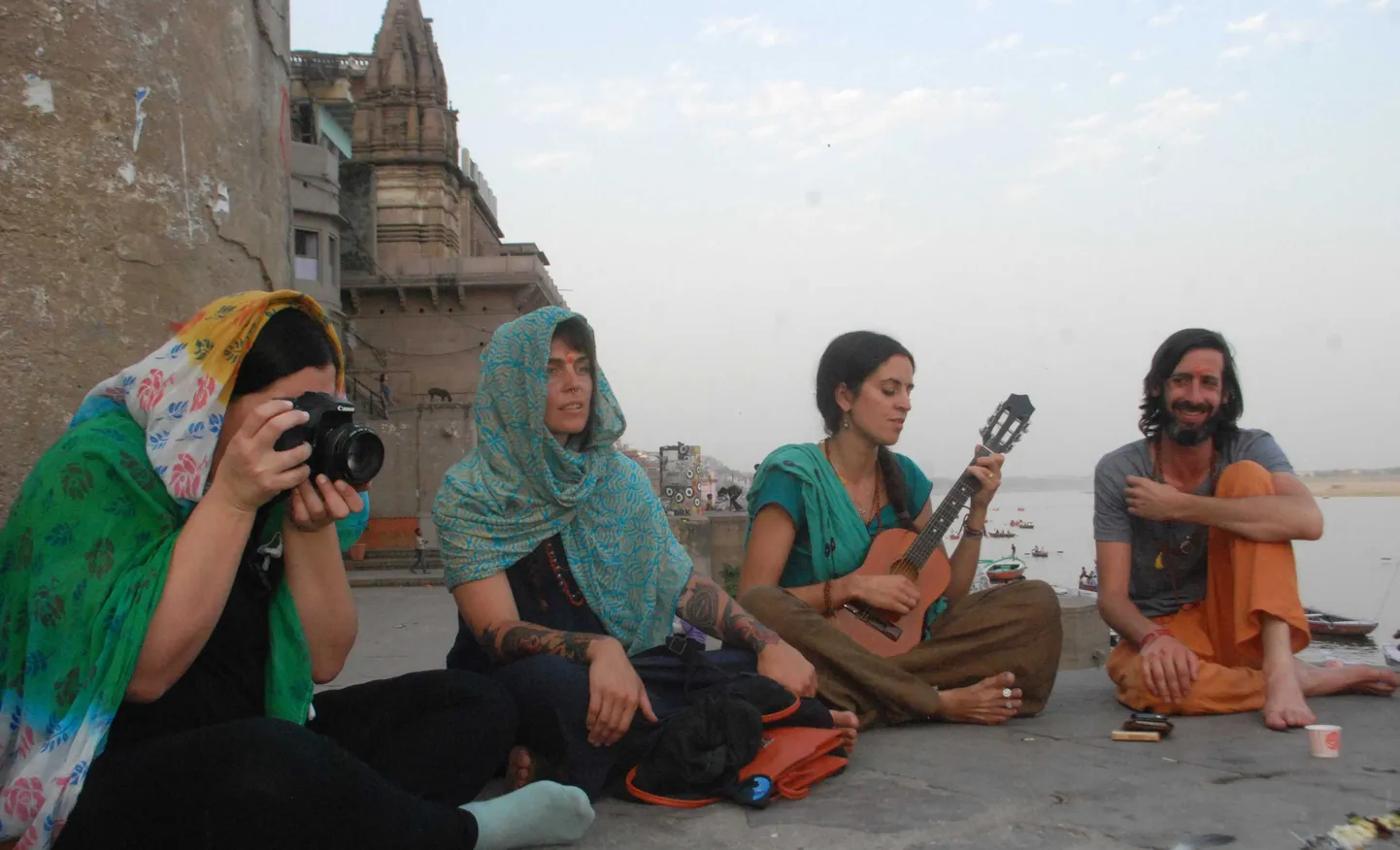 India spirituaalsust nautivad turistid Varanasis.