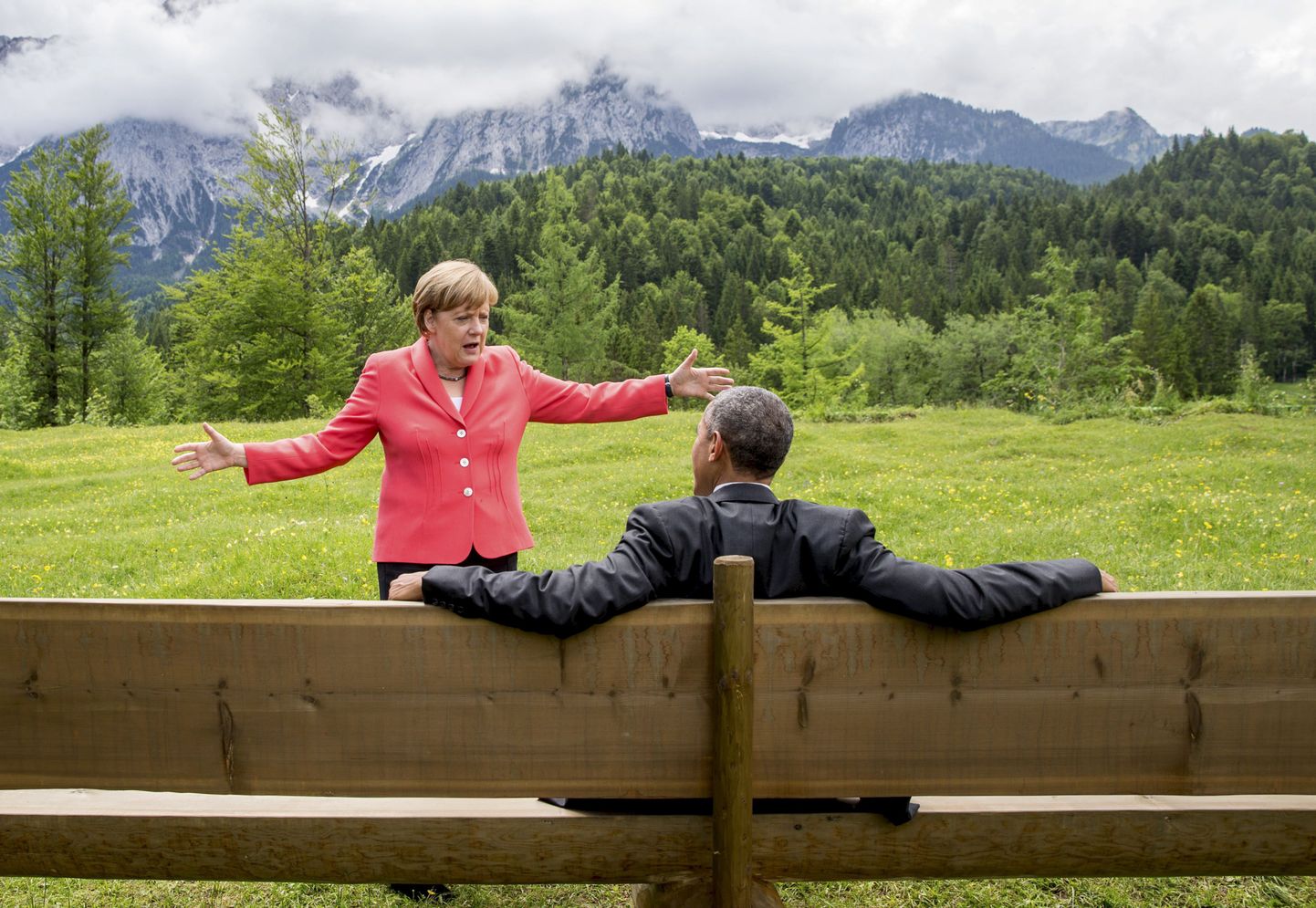 Saksa kantsler Angela Merkel seletab midagi USA presidendile Barack Hussein Obamale.