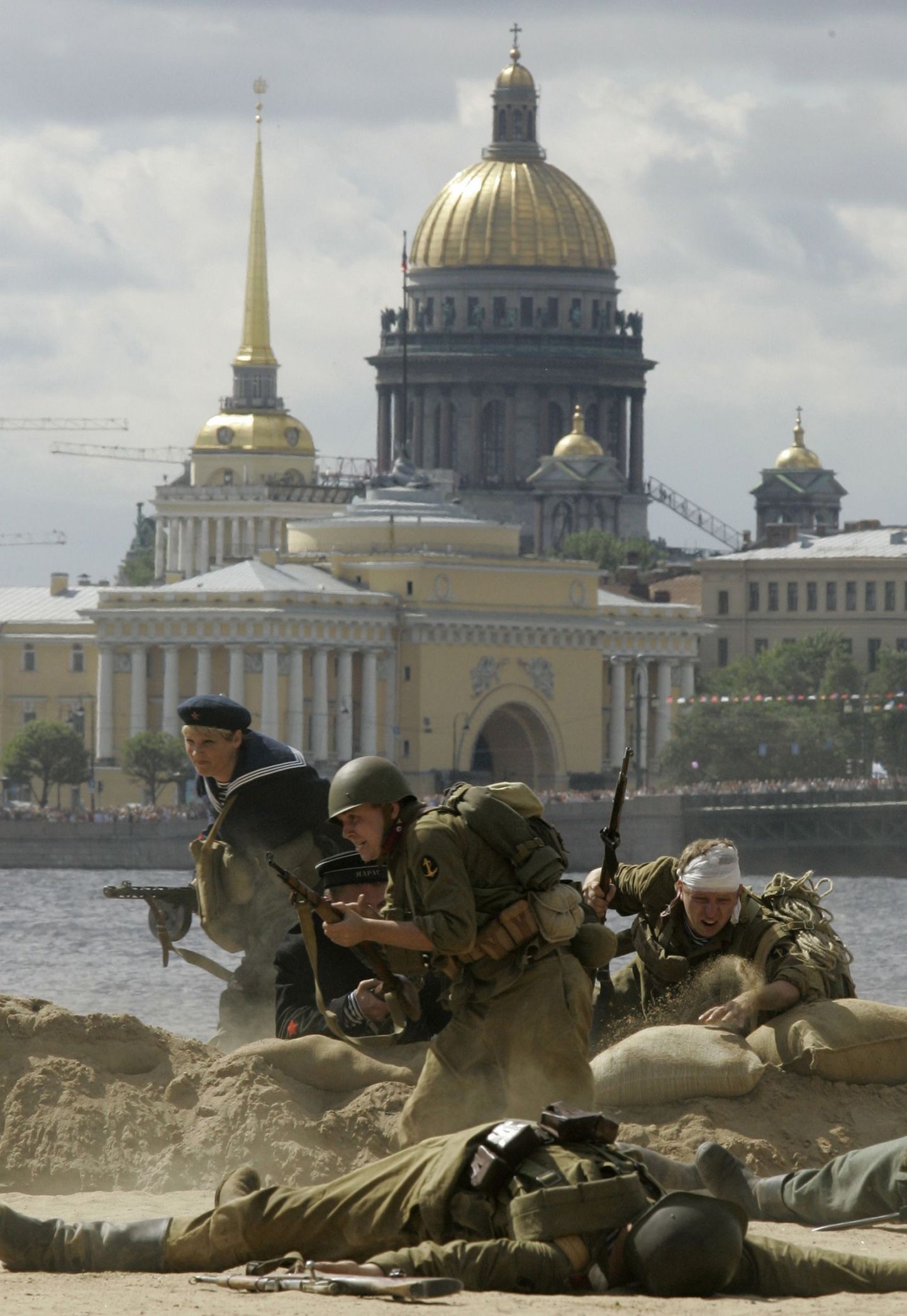 Peterburis asuv Admiraliteedi peahoone (vasakul taga) ja Issaku katedraal. Esiplaanil etendatakse Teise maailmasõja lahingut.