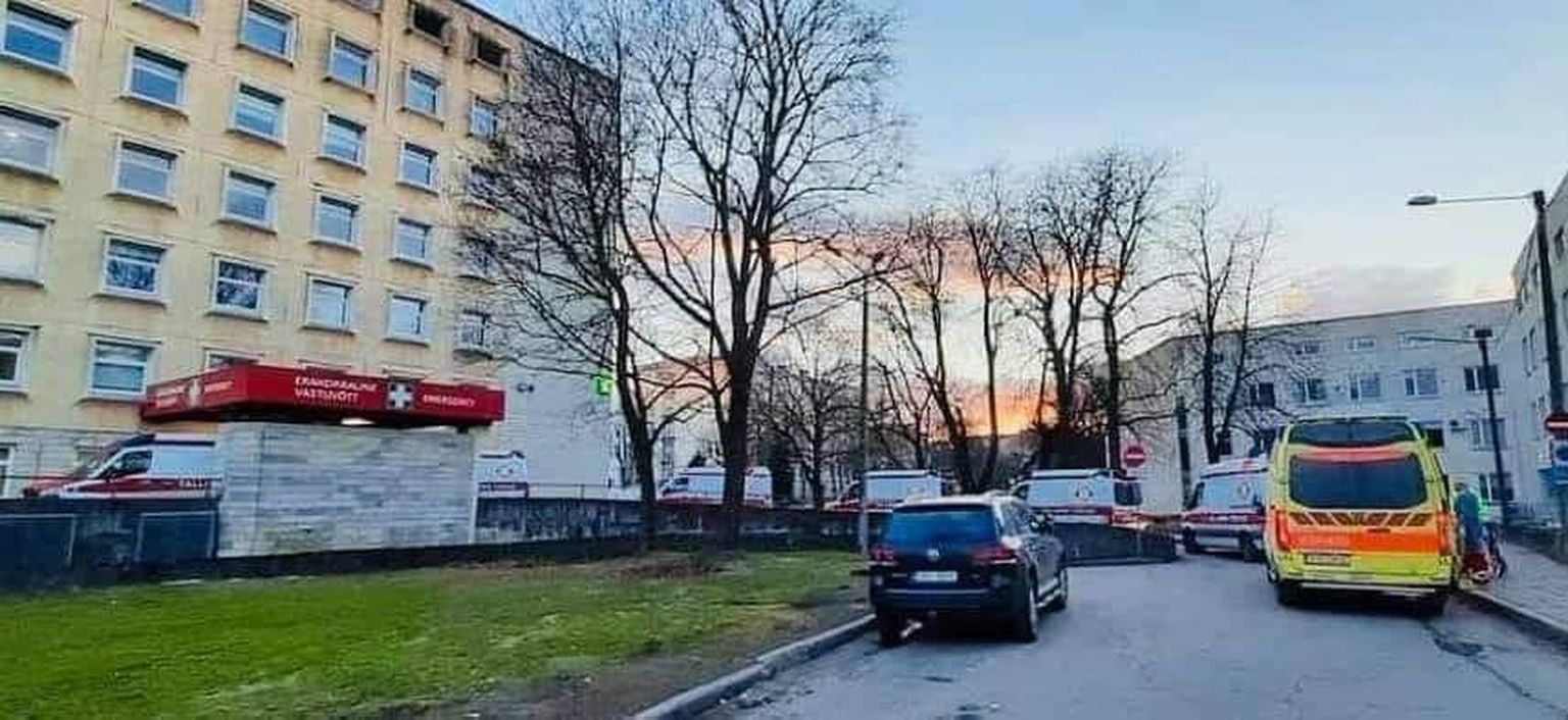 Kiirabijärjekord Ida-Tallinna keskhaigla erakorralise meditsiini osakonna sissepääsu juures eile.