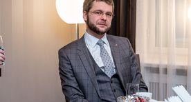 Valdo Randpere jagab Ossinovskile õpetussõnu: võtnud see viinapudel vastu, sest erakonnas on kindlasti joodikuid