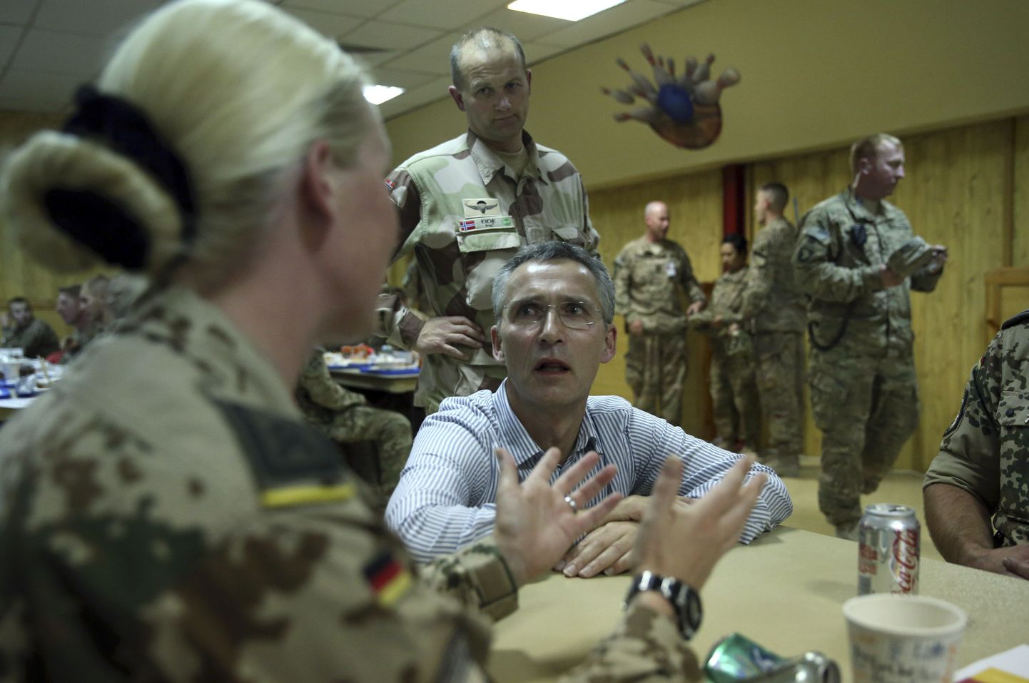 NATO peasekretär Jens Stoltenberg eile visiidil Kandahari õhubaasis.