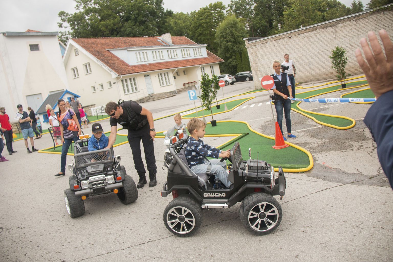 Sõidukite juhtimisega said väikesed poisid päris korralikult hakkama, liiklusmärkide jälgimisega aga mitte.