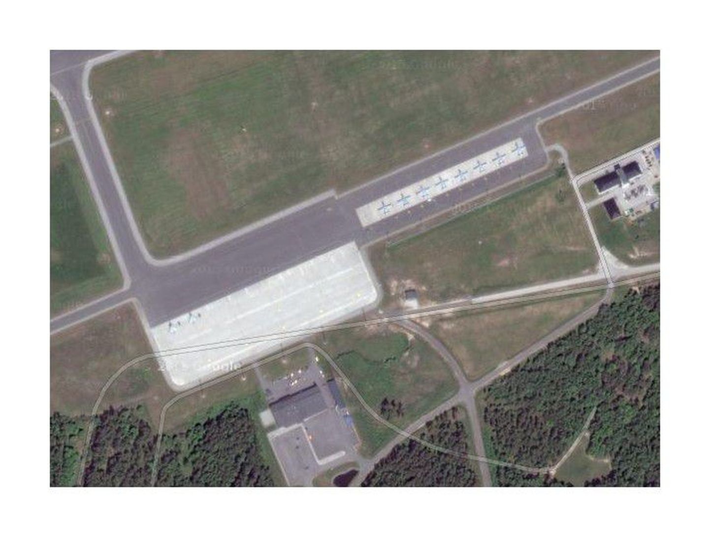Liitlaste lennukid Ämari lennuväljal kaardirakenduses Google Maps.