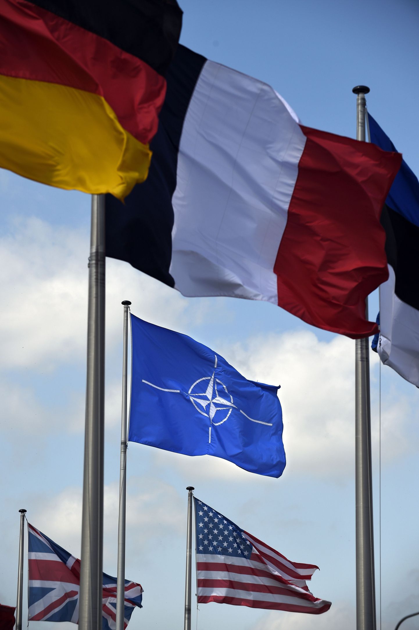 NATO ja selle liikmete lipud Brüsselis alliansi peakorteri ees.