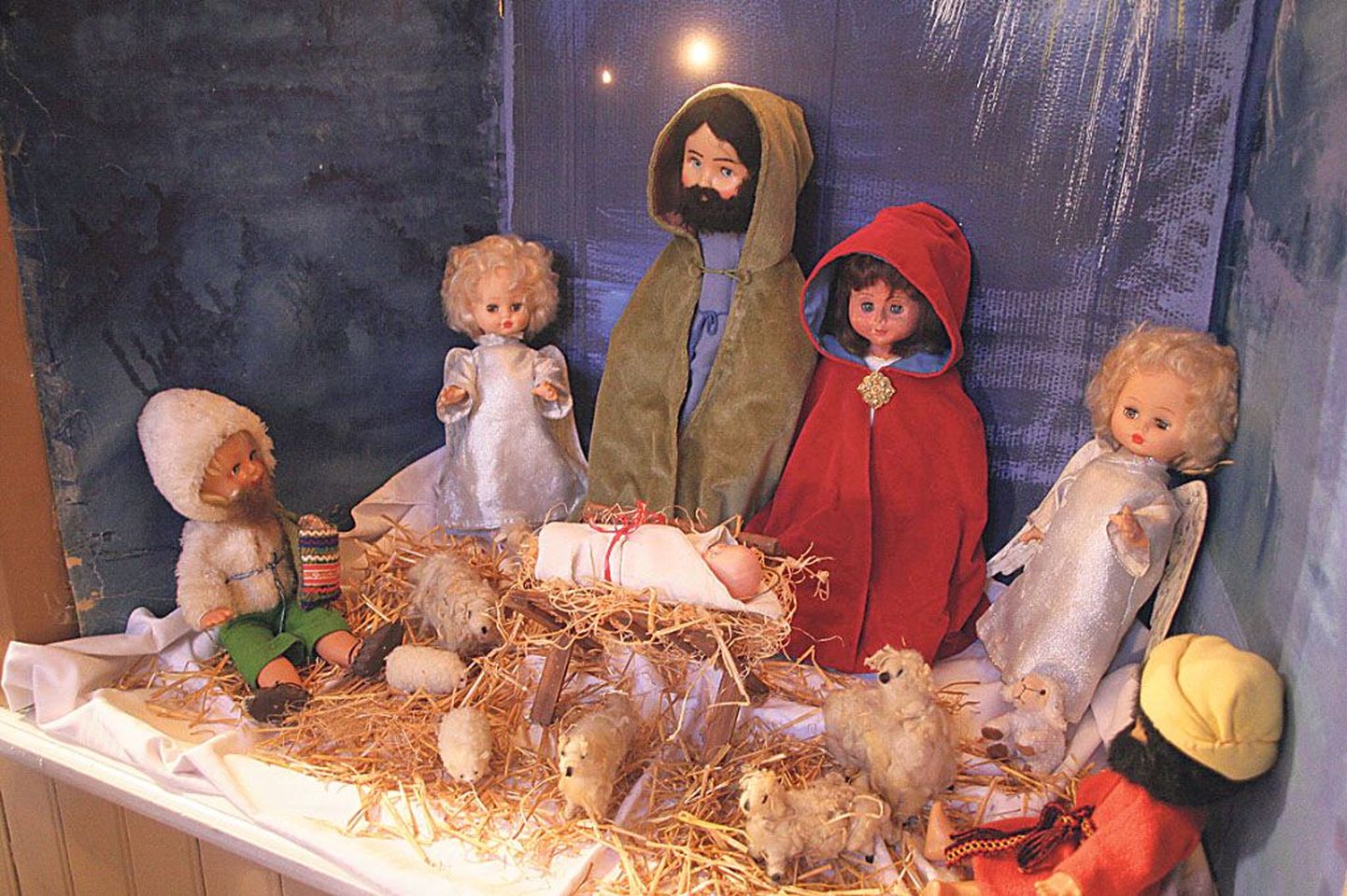 Eliisabeti kirik on ehitud jõulupäraseks. Lastele on kujundatud nukkudest stseen jeesuslapse sünnist.