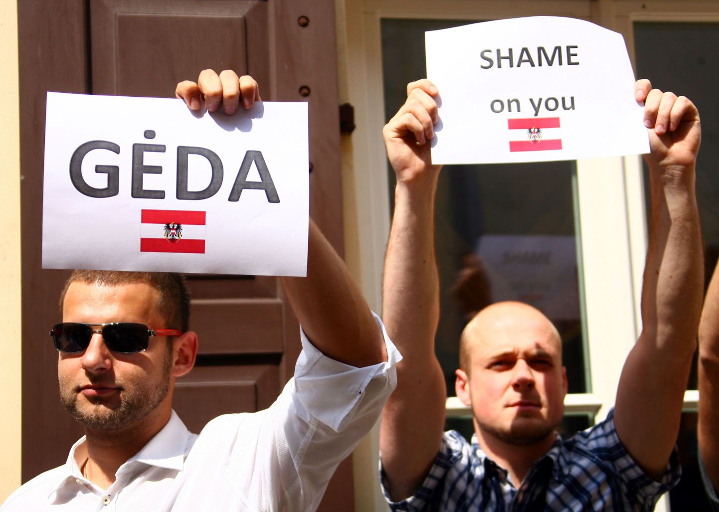 Esmaspäevane meeleavaldus Austria saatkonna ees Vilniuses.