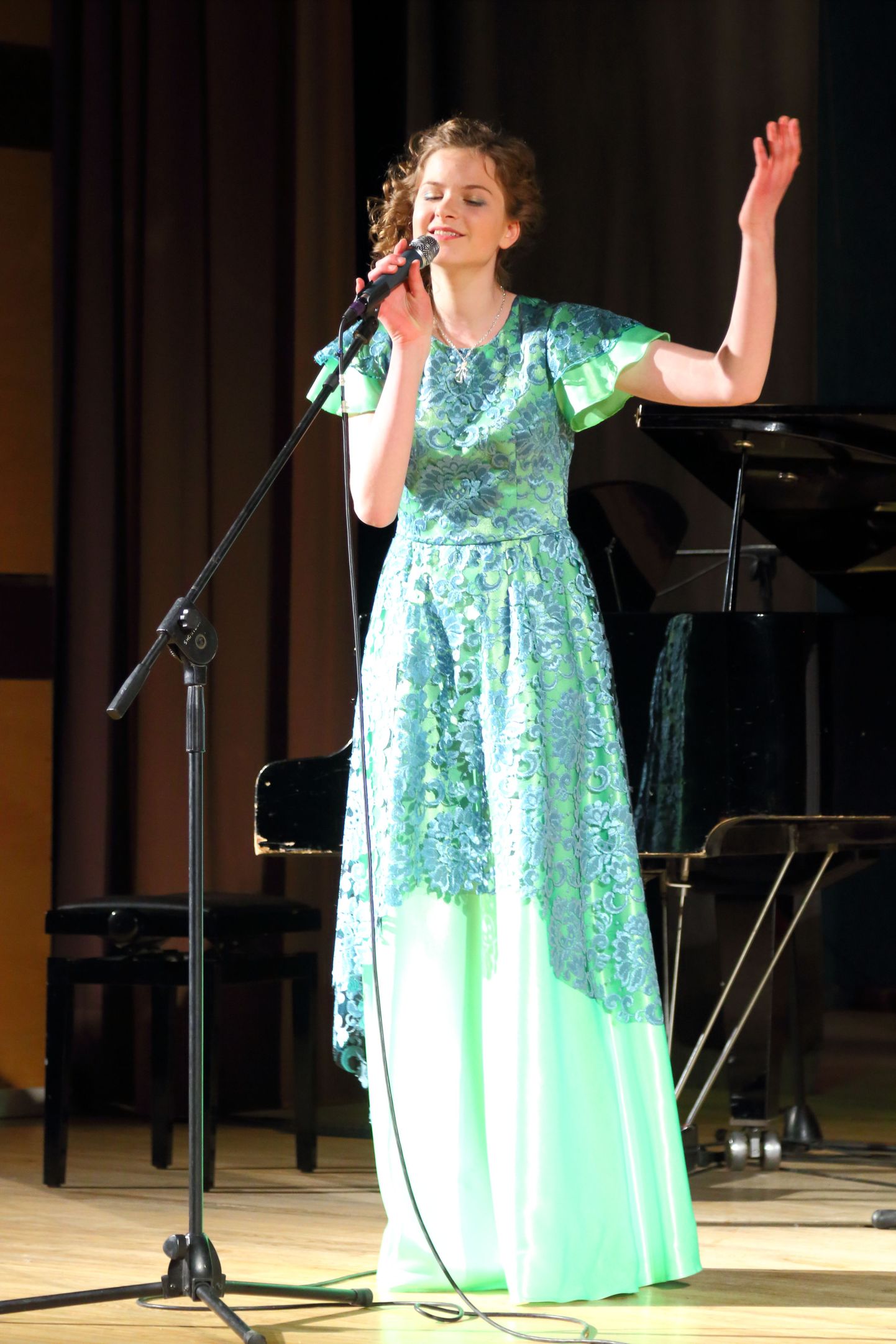 Eelmisel aastal laulis võistlusel «Valga laululaps 2016» võistu 52 noort solisti. Žürii tunnistas parimaks lauljaks vanusegrupis 14–15 Laura Krastina, keda juhendas Marina Jerjomina.
