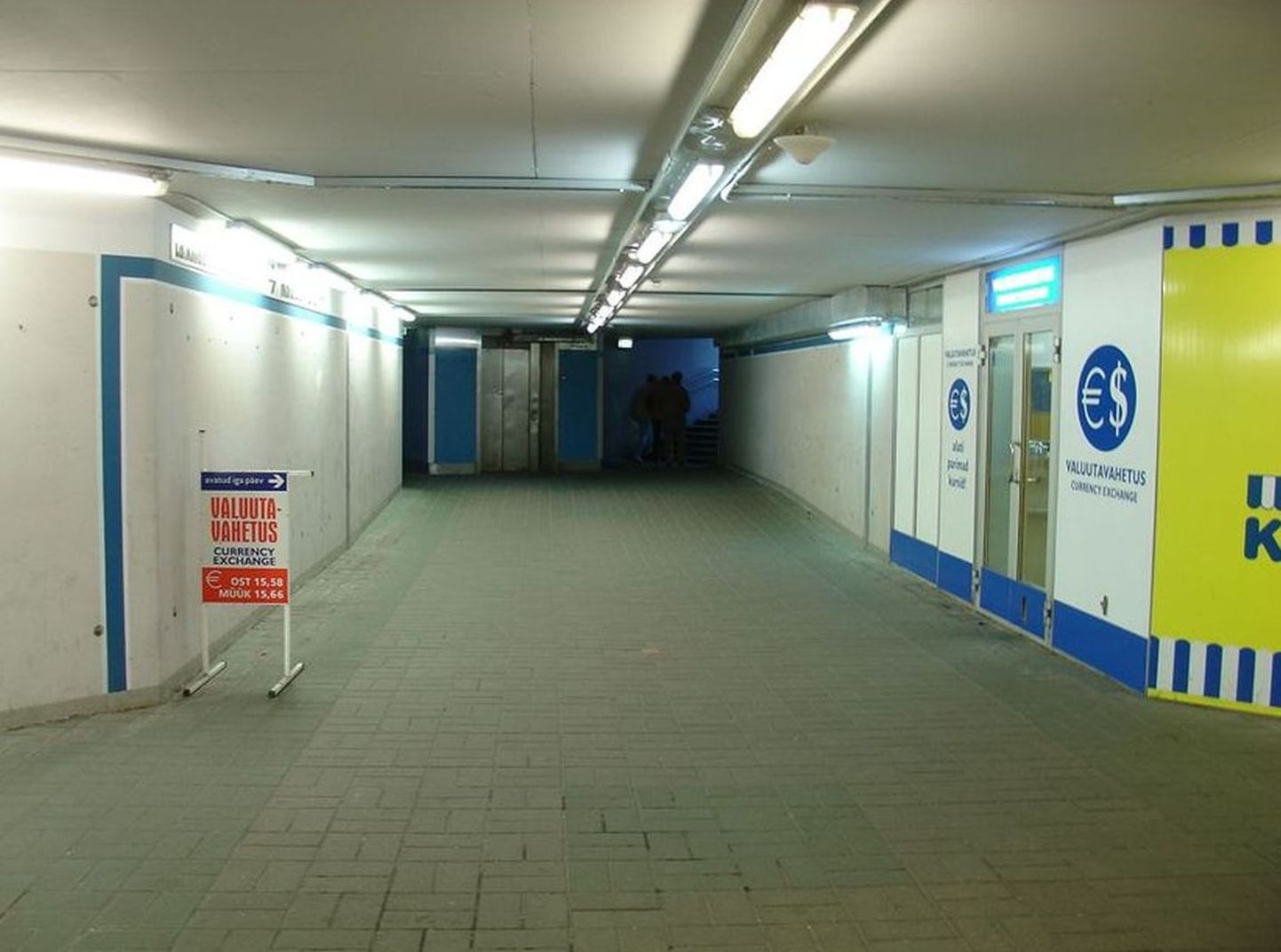 Подземный переход под площадью Виру.