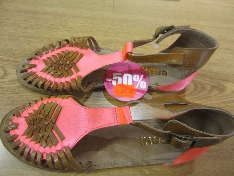 Изъятая из продажи обувь. Фото: Департамент защиты прав потребителей