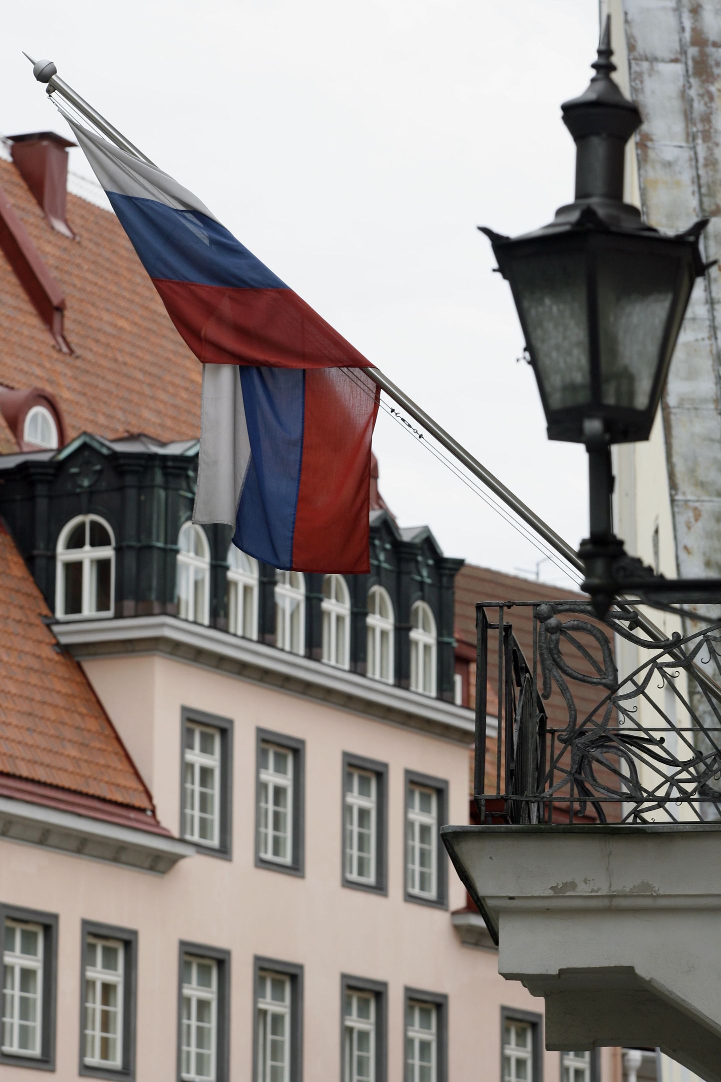 Флаг на здании посольства России в Таллинне. Иллюстративное фото.