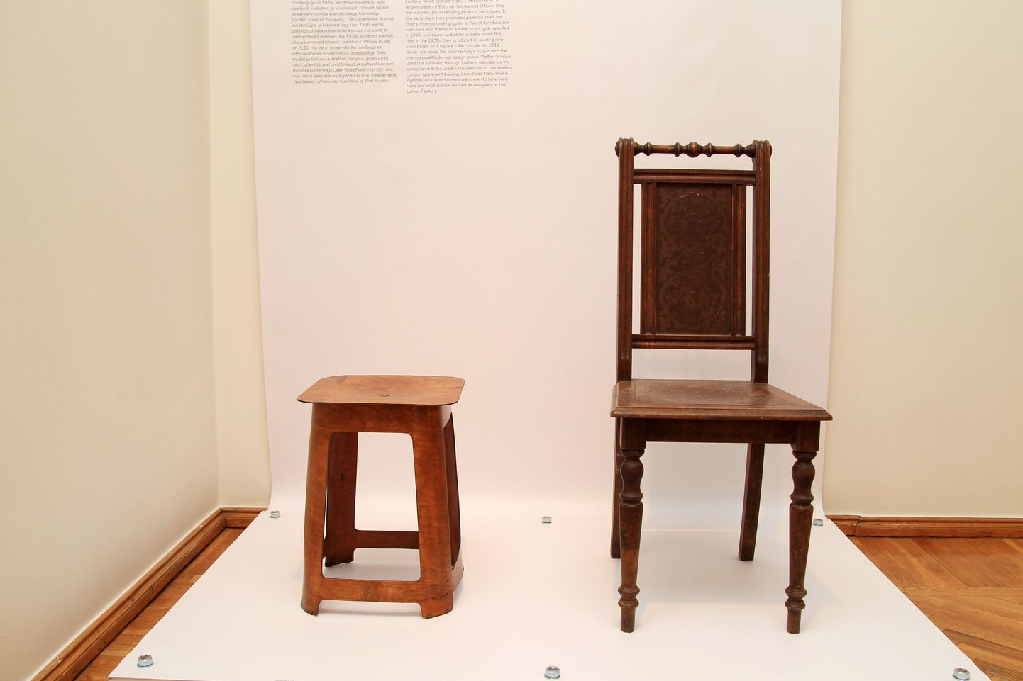 Lutheri mööblivabriku taburet ja tool.