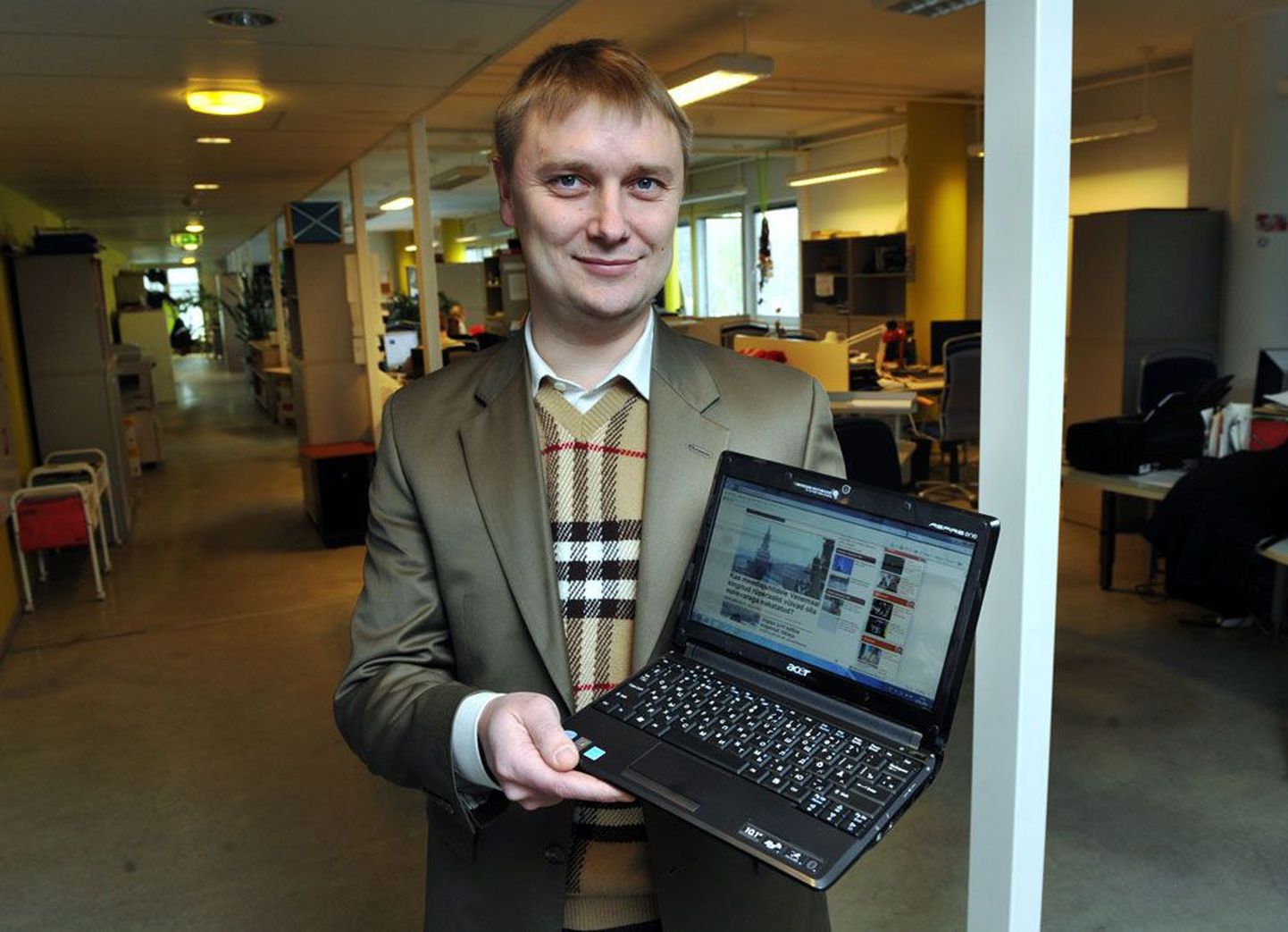 Kanal 2 juht Urmas Oru demonstreeris Moskvast kingiks saadud miniarvutit eile Postimehe toimetuses.