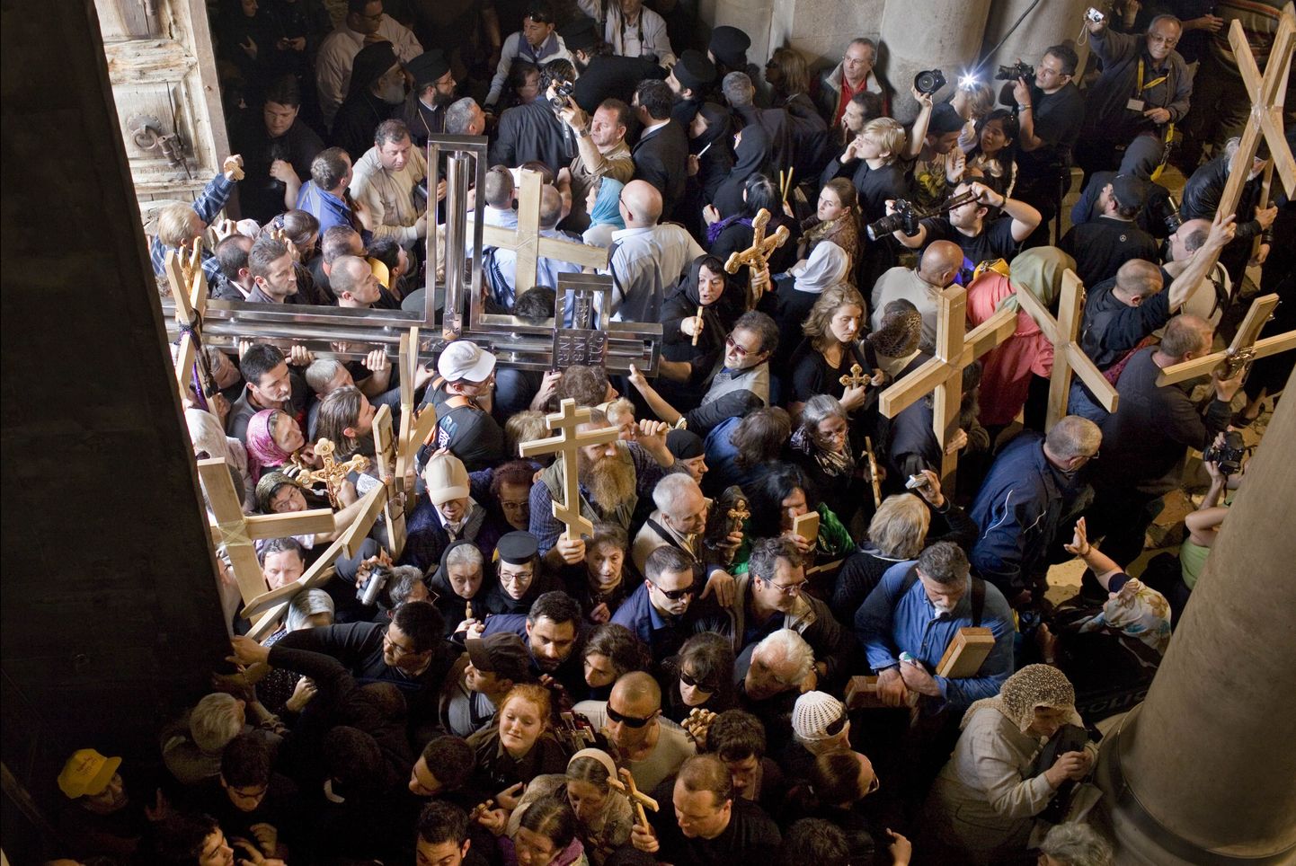 Верующие в храме Гроба Господня в Иерусалиме в пятницу, 2 апреля 2010.