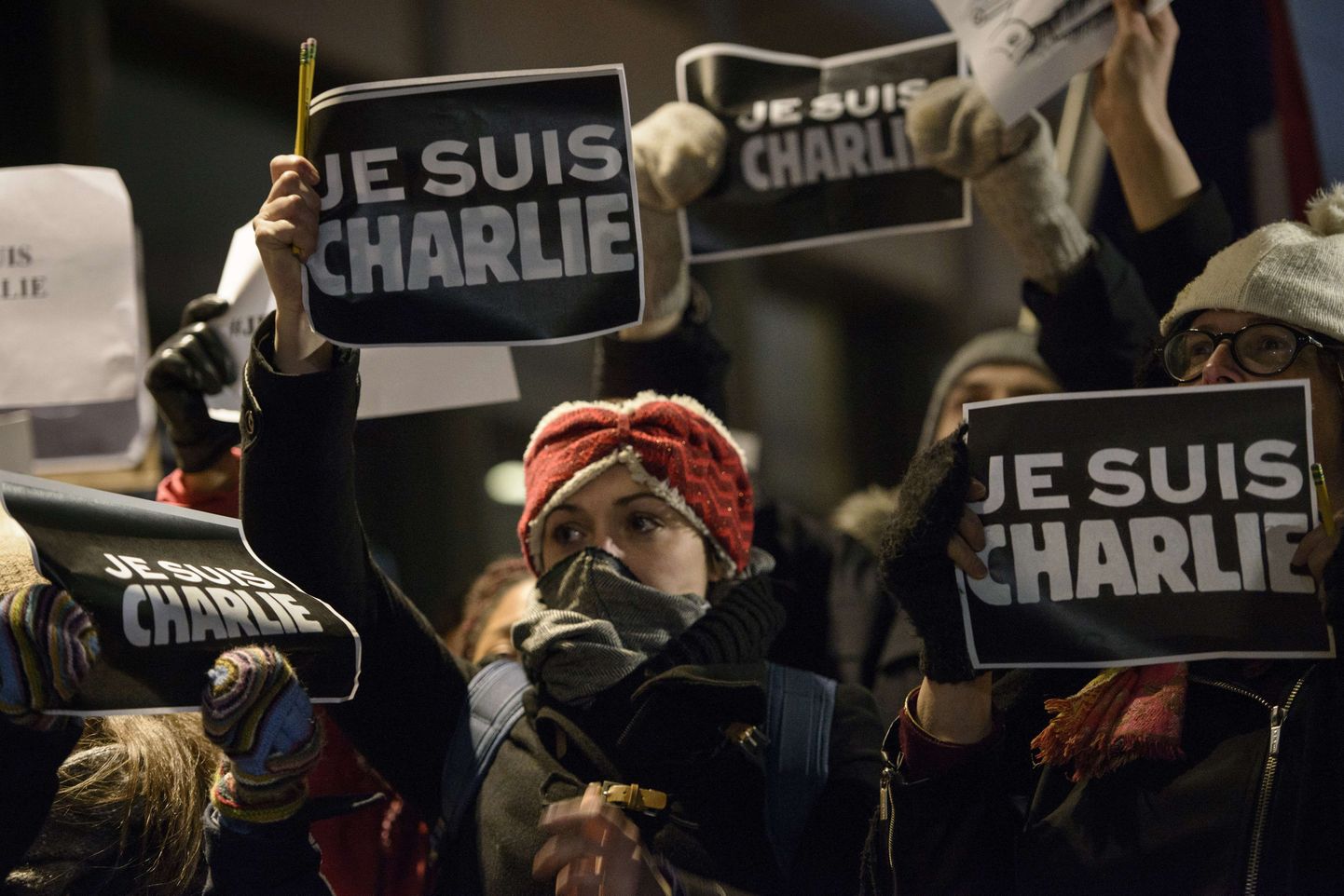 Rünnaku hukka mõistnud prantslased sõnumiga «Je Suis Charlie» (Mina olen Charlie)