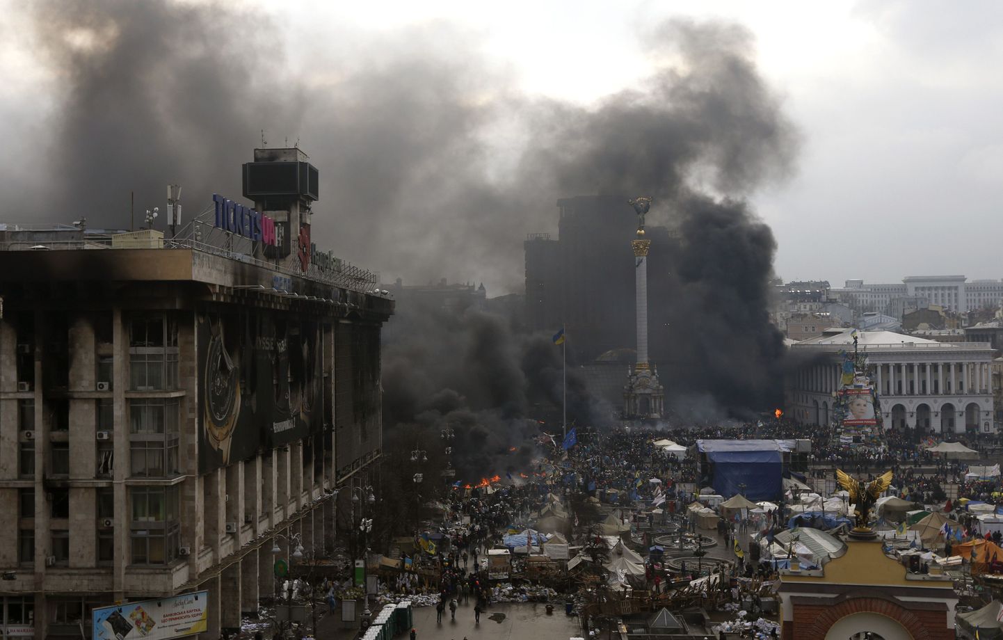 Suitsupilved kerkivad Maidanil põlevatelt barrikaadidelt õhku. Foto on tehtud 20. veebruari hommikul.