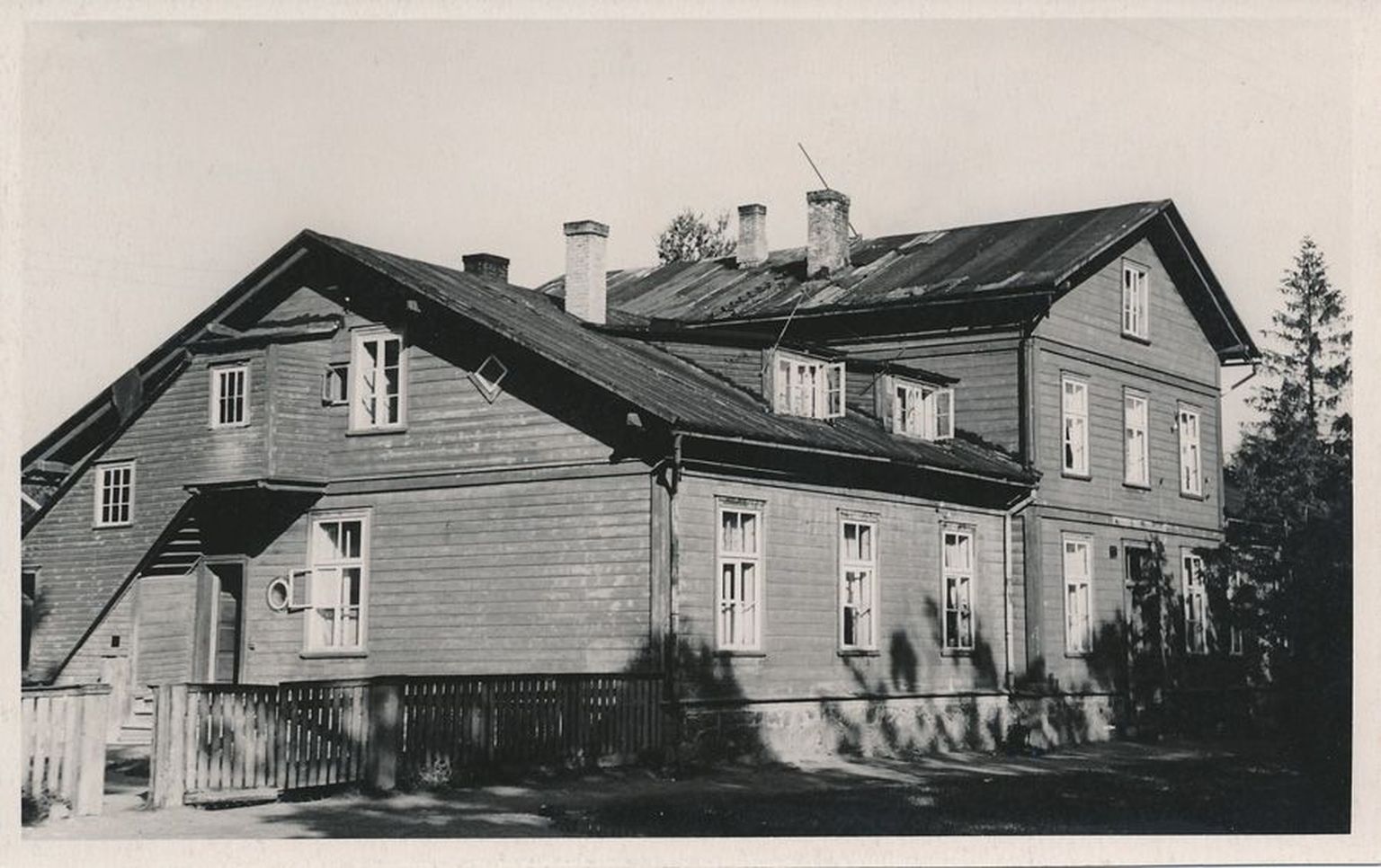 Naiste hariduse eest seisnud Lilli Suburg avas Viljandis tütarlastekooli 1885. aastal. Fotol sama hoone 1957. aastal.