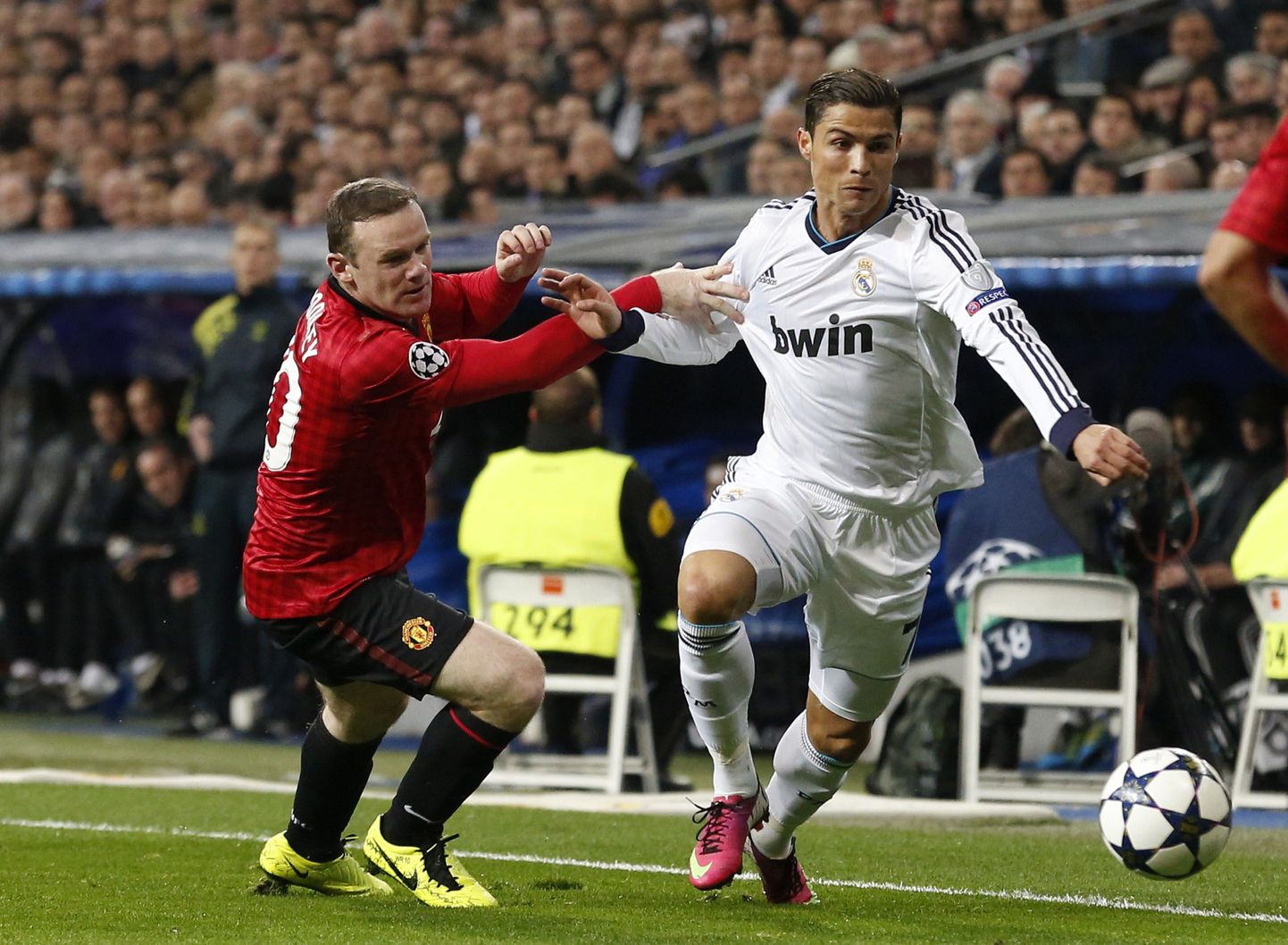 Madridi Reali Cristiano Ronaldo (valges) ja Manchester Unitedi Wayne Rooney Meistrite liiga kaheksandikfinaali esimeses kohtumises palli pärast võitlemas
