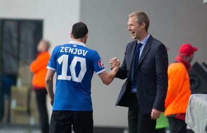 Magnus Pehrsson (paremal) õnnitleb San Marino vastu kaks väravat löönud Sergei Zenjovi. FOTO: