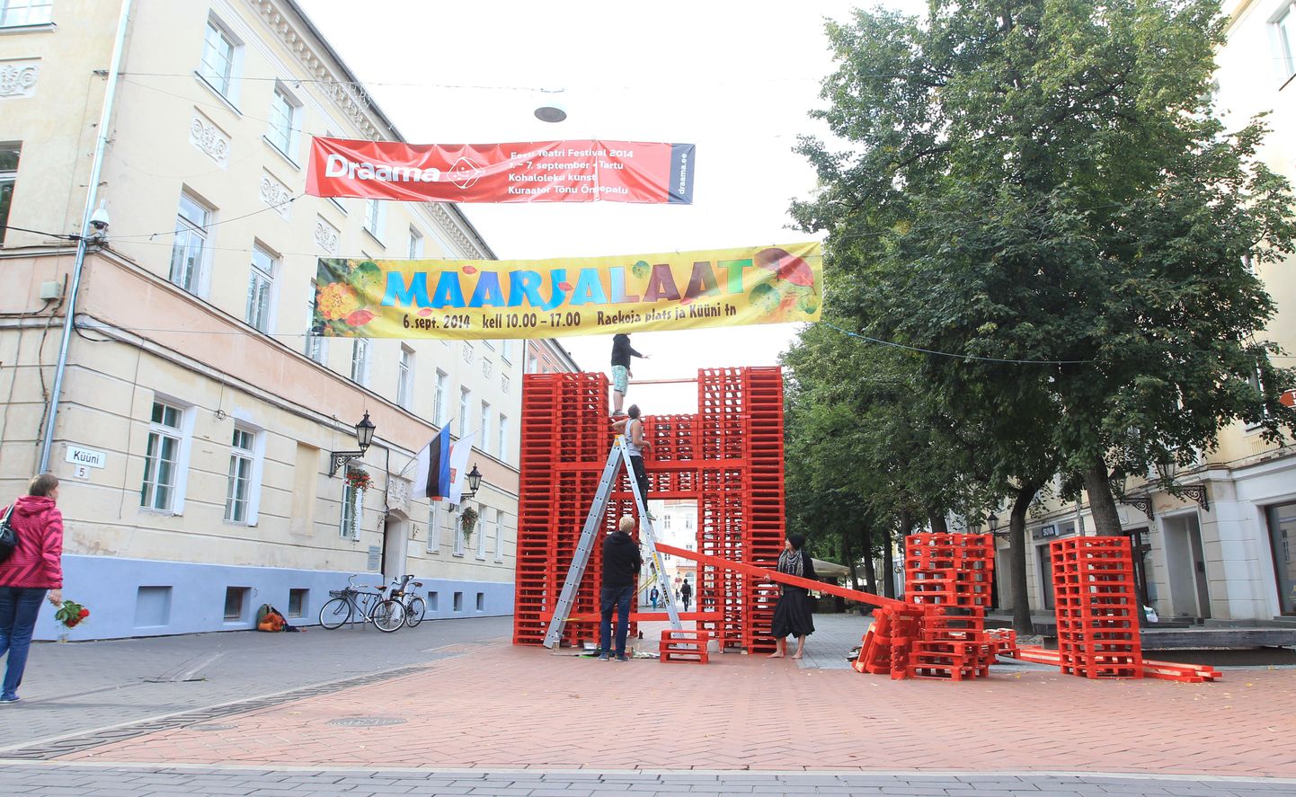 Festivali Draama paviljoni materjaliks on punaseks värvitud kaubaalused.